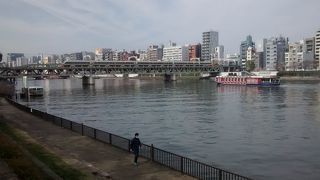 川をひっきりなしに航行する船を眺めながら、一休みするのも最高