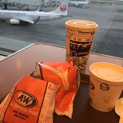 飛行機を見ながら美味しいハンバーガーがいただけます