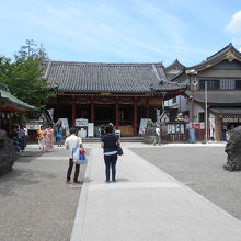 浅草神社拝殿と境内