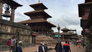 立派な台に取り付けられた鐘です