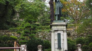 自由民権運動の父と呼ばれた板垣退助の銅像は高知城の追手門の下にあります