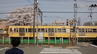 車両もおなじみの黄色いレトロな車両