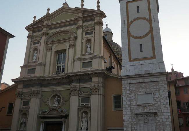 旧市街の中にあるサンレパラート大聖堂