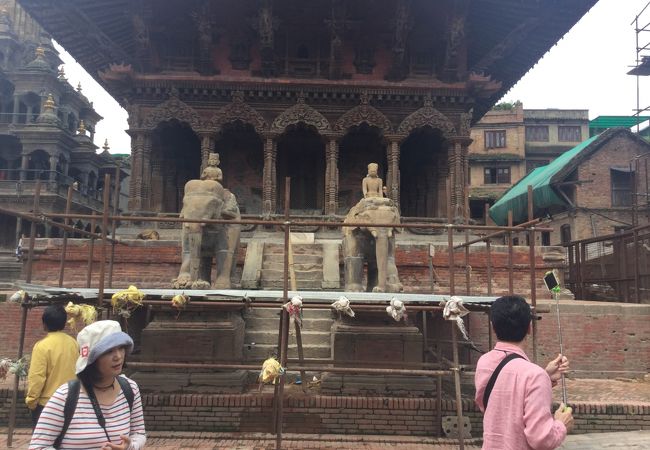 大きな象がある2層寺院