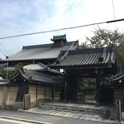 これぞお寺という山門。