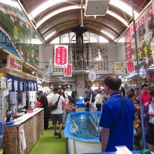 函館朝市・駅二市場内のインバウンド～