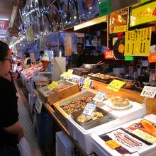 函館朝市・駅二市場内のインバウンド～