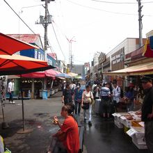 朝市仲通り店先のインバウンド～