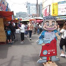 朝市仲通り店先のインバウンド～