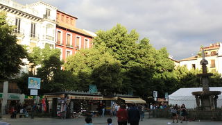 観光客で賑わう広場です