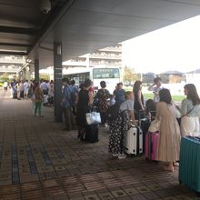 成田空港に向かう人達の列、、