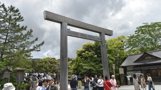 大鳥居をくぐり宇治橋を渡れば内宮の神域