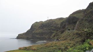 関の鏡岩はどれ？