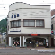 電車通りの角、白い店が目印です！