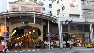 屋根があるので雨でも楽に買い物ができる