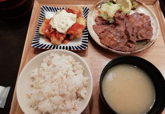 牛タンとチキン南蛮