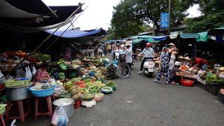 旧市街のフォン川沿いに立地