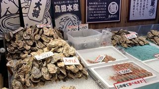 海鮮丼やお寿司も良いが鮮魚店の店先で食べる牡蠣は絶品