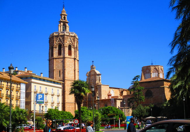 バレンシアの旧市街の中心。　カテドラルのミゲレテの塔が目印!