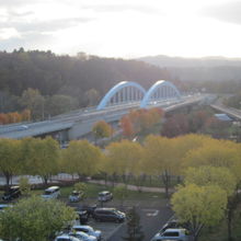 天文台から眺める秋の新神楽橋方面の景観