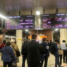 終電が近づく新幹線ホーム