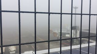 霧で何も見えない！