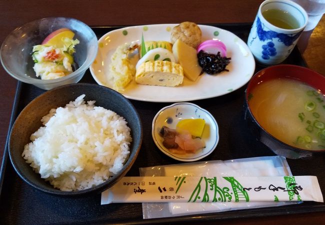 駅前の食堂で朝食