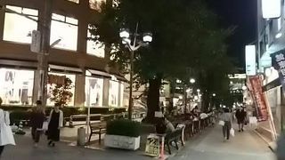 昔の川が今は憩いの場所に様変わり