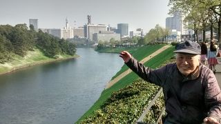皇居の西側部分の歩道からは、素晴らしい景色！