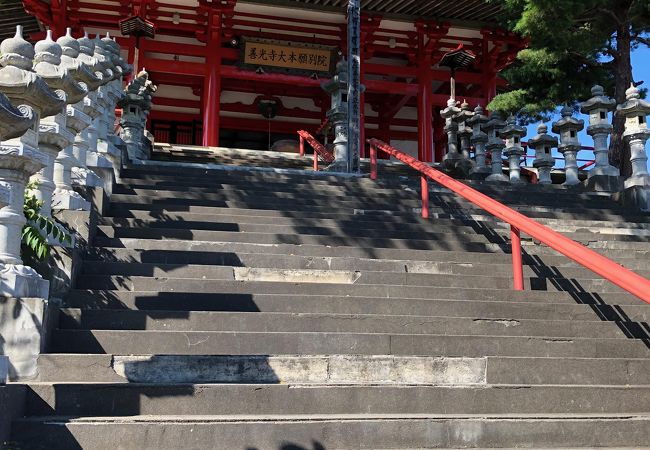 上山田温泉から急坂を登ったところにある眺望が素敵な善光寺の別院です。