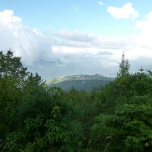 天池傍から見る周辺の山々の風景