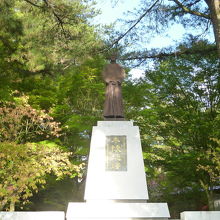 福寿山農場入口に建つ蒋介石元総統の銅像、「永懐徳澤」の文字
