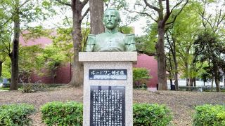 上野の地に公園を築くことを提唱した「ボードワン博士」の像