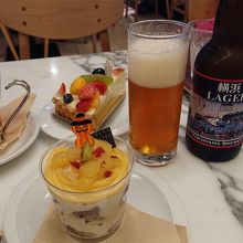 しぶめの横浜ラガーと、大人の味のさつまいも・ほうじ茶ケーキ。