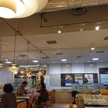 店内です。席数あり、清潔感あります。