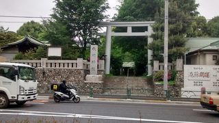 石造りの白い大きな鳥居がたいへん立派