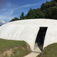 売店とカフェの建物　本館？はこの数十倍の大きさ