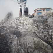 玉龍雪山は寒く天気悪かった