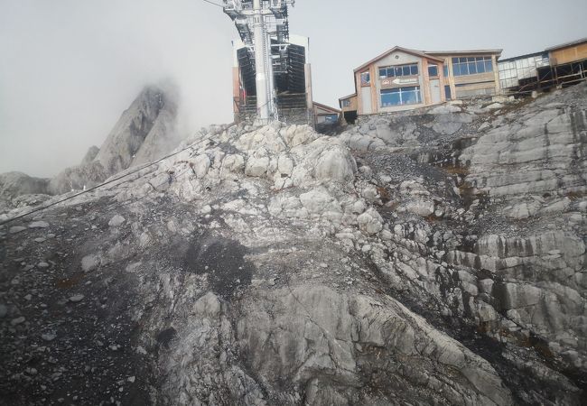 玉龍雪山は寒く天気悪かった