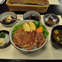 松阪牛のステーキ丼