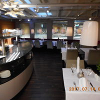 朝食会場。バーラウンジや外のテラスも利用できる