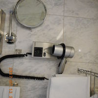 ドライヤーと拡大鏡付きミラー