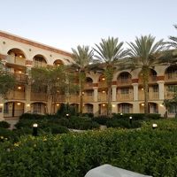 綺麗に整備された静かな中庭