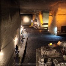 構内入口からは階段が続きます