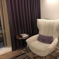 小さなテーブルと椅子があった