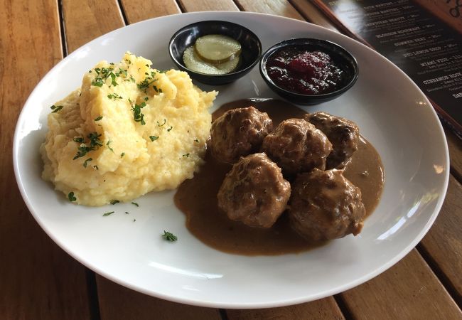 スモークサーモンとスウェーデンミートボールをバリハイで！