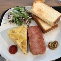 朝食。3日間食べましたが、スパムかソーセージの違いでした。