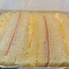 ハムと卵のシンプルなサンドイッチ