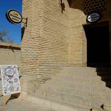 周囲に溶け込んだ目立たない外観。見落としにご用心。