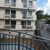 ベランダから水が無い中庭のプールを見下ろす